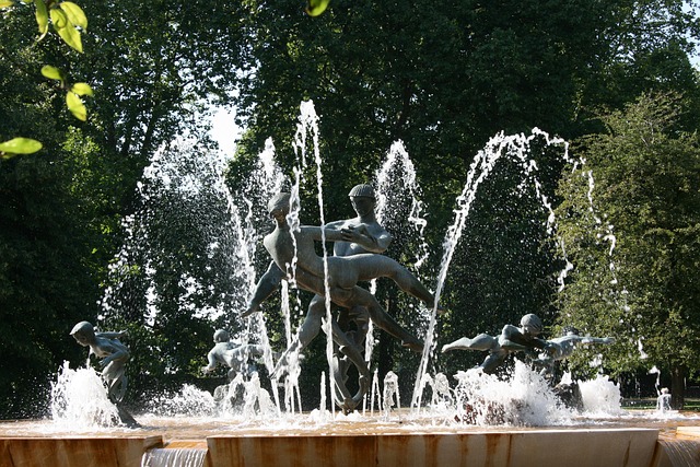 people picnicking in Hyde Park on a sunny day